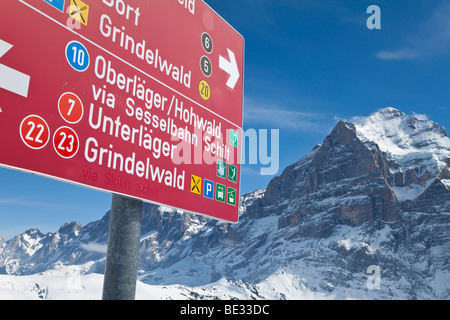 Panneau pour skieurs au-dessus de Grindelwald, Jungfrau Region, Oberland Bernois, Alpes Suisses, Suisse Banque D'Images