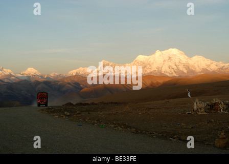 La crête principale enneigés de l'Himalaya avec Shishapangma "place des saints', 8027 m d'altitude, avec le chemin Mountain et camion orange Banque D'Images