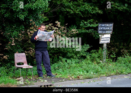 L'homme en attente à l'arrêt de bus temporaire Banque D'Images