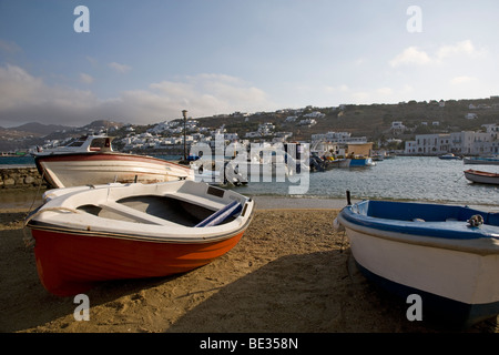 Mykonos Grèce tôt le matin au bord de l'échouage des bateaux Banque D'Images