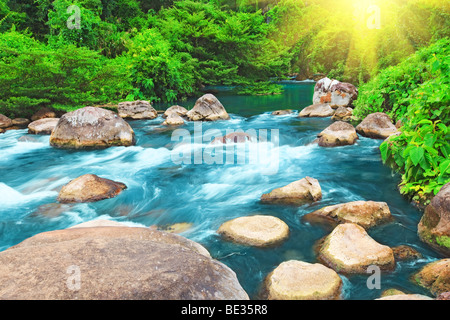 L'eau bleu d'eau. Phong Nha - Ke Bang Le Parc National. Vietnam Banque D'Images