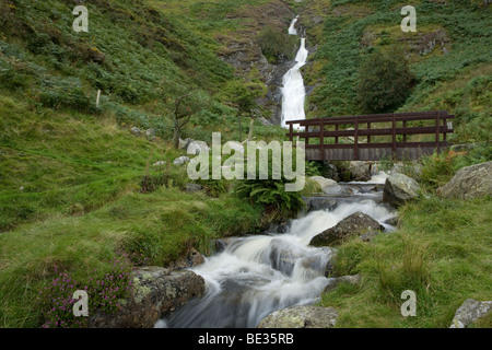 Le chemin de la Galles du Nord traverse la rivière Goch ci-dessous Aber Falls, parc national de Snowdonia, Pays de Galles Banque D'Images