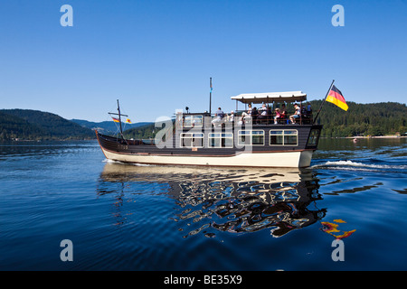 Bateau de tourisme sur le lac Titisee, Feldberg, Forêt-Noire, Bade-Wurtemberg, Allemagne, Europe Banque D'Images