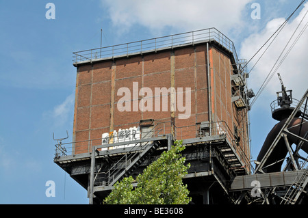 Treuil sur un haut fourneau, Landschaftspark Duisburg-Nord parc paysage, un ancien haut fourneau dans l'usine Thyssen Meiderich Banque D'Images