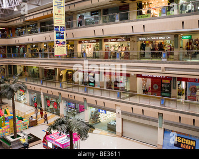 Vue de l'intérieur Iscon Mall / shopping mall, à Surat, dans le Gujarat. L'Inde. Banque D'Images