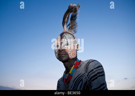 Karo Tribesman debout devant de la rivière Omo, vallée de l'Omo, en Éthiopie, en Afrique. Banque D'Images