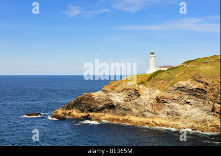 Le phare sur la côte de Trevose Head sur la côte nord des Cornouailles, Angleterre, Royaume-Uni, Europe Banque D'Images