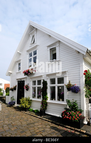 Maisons en bois blanc traditionnel en ovre Strandgate dans le vieux quartier de Stavanger, Stavanger, Norvège, Scandinavie, dans le Nord de l'Euro Banque D'Images