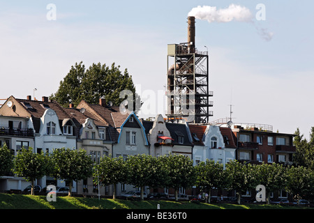 Belle vieille villas le long du Rhin, face à l'arrière les fumeurs cheminée de l'usine Duisburg-Homberg Sachtleben-Chemie,, Banque D'Images