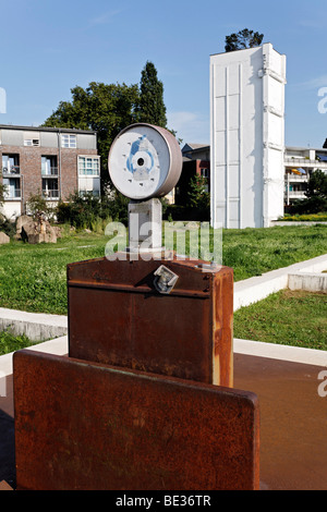 Rusty old scales à partir d'un ancien bâtiment de stockage, œuvre d'art à l'Garten der Erinnerungen Jardin des souvenirs par Dani Karavan, Banque D'Images