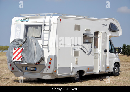 Un camping-car, stationné dans un champ, Andria, province de Barletta-Andria-Trani, Région des Pouilles, Italie Banque D'Images