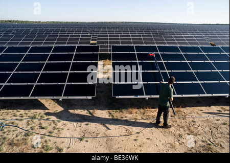 Le plus grand parc solaire de Lieberose, Spreewald, Brandebourg, Allemagne, Europe Banque D'Images