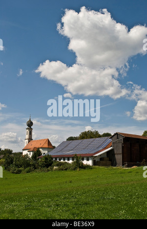 Système solaire sur un bâtiment agricole en Bavière, Allemagne, Europe Banque D'Images