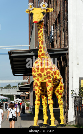 Girafe géante faite de briques Lego, le regard en face de l'Legoland Discovery Centre, port intérieur, Duisburg, Ruhr ar Banque D'Images