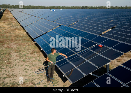 Le plus grand parc solaire de Lieberose, Spreewald, Brandebourg, Allemagne, Europe Banque D'Images