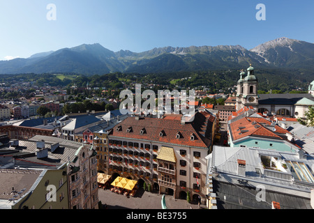 Centre-ville historique d'Innsbruck avec le toit d'or et de la cathédrale, vue depuis la tour de ville, Tyrol, Autriche, Europe Banque D'Images