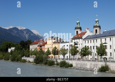 Vue sur la rivière Inn, vers le centre-ville historique d'Innsbruck avec Cathédrale, Tyrol, Autriche, Europe Banque D'Images