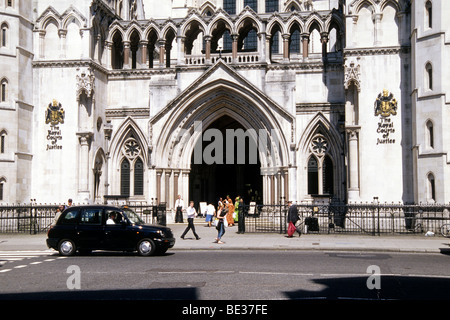 La Cour royale, Royal Courts of Justice, néo-gothique entrée principale sur le Strand, Holborn, Londres, Angleterre, Royaume-Uni, Europe Banque D'Images