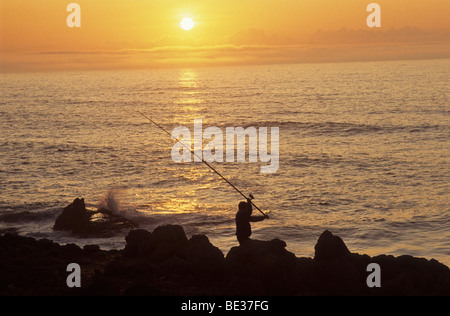 Côte atlantique avec fisherman, Cabo da Roca, au Portugal, en Europe Banque D'Images