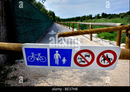 Canet-en-Roussillon, France, en Camping en France, l'accès à 'barrière' Piste cyclable le long de la rivière signe 'Tet' près de 'Camp' au sol Banque D'Images