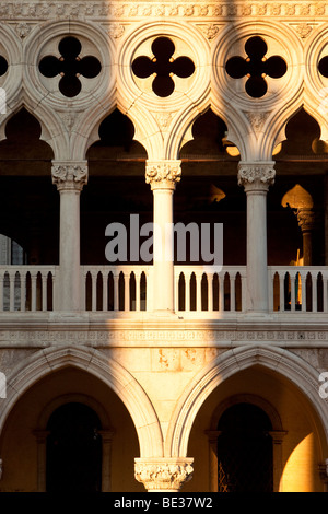 Détail de Palais Ducal près de la Piazza San Marco à Venise Vénétie Italie Banque D'Images