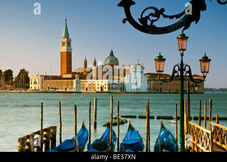 San Giorgio Maggiore à travers le Grand Canal près de la Piazza San Marco, Venise Vénétie Italie Banque D'Images