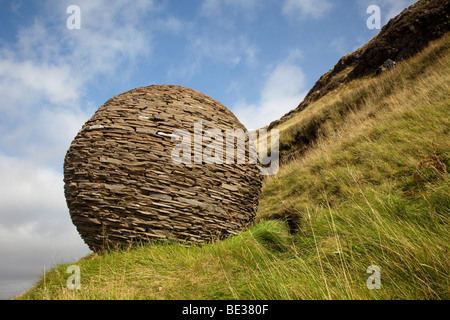 Boule en pierre de cerf Knockan, Globe Sculpture.Réserve naturelle nationale.Creag a Chnocain Tearmann Nadair, Highlands du Nord-Ouest, Écosse, Royaume-Uni. Banque D'Images