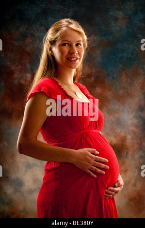 Portrait de la belle jeune femme enceinte Banque D'Images