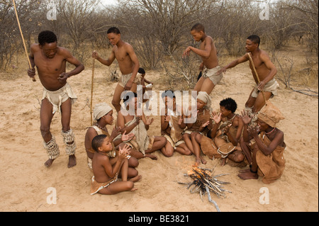 Bushman Naro (San) Danse, Central Kalahari, Botswana Banque D'Images