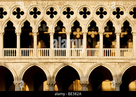 Détail de Palais Ducal près de la Piazza San Marco à Venise Vénétie Italie Banque D'Images