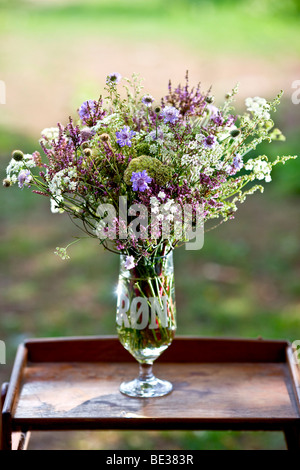 Bouquet de fleurs sauvages dans un verre de bière Banque D'Images