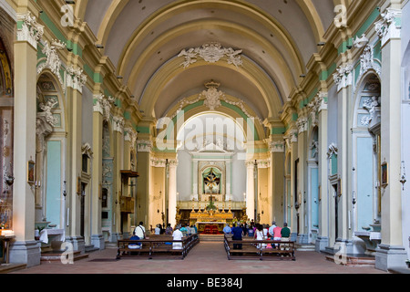 Service de l'église catholique, l'église à Gubbio, Ombrie, Italie, Europe Banque D'Images