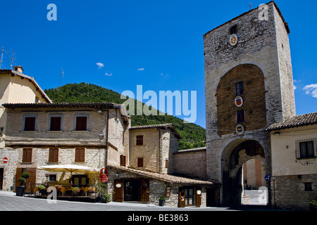 La Porta di Sant Agostino gate des murs de la ville de Gubbio, en Ombrie, Italie, Europe Banque D'Images