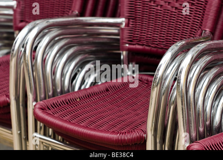 Chaises empilables chaises empilées à l'extérieur d'un café Banque D'Images