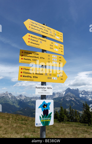 Sign post le Mt. Dans l'arrière Rossbrand, Mt. Dachstein, Pongau, Land de Salzbourg, Salzbourg, Autriche, Europe Banque D'Images