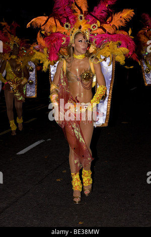 Brasil samba dancer costume brésilien peacock festival Thames ethniques nuit carnival London England UK Europe Banque D'Images