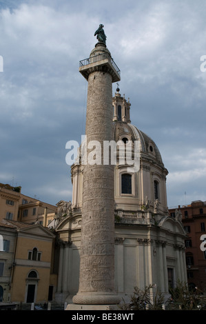 La Colonne Trajane et de Santissimo Nome di Maria al Foro traiano (église de la très saint Nom de Marie) au Forum de Trajan Banque D'Images