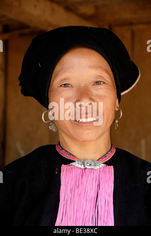 La pauvreté, portrait, l'ethnologie, Yao femme vêtue d'un costume traditionnel, souriant avec une coiffe turban, village de Ban Namma Banque D'Images