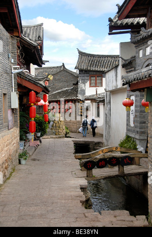 Lane, lanternes rouges, vieille ville de Lijiang, Site du patrimoine mondial de l'UNESCO, la Province du Yunnan, en République populaire de Chine, l'Asie Banque D'Images