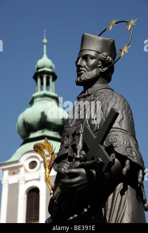 Statue de saint Jean Népomucène sur Lazebnicky La plupart des pont et Église Saint Jost, Český Krumlov, République Tchèque, Europe Banque D'Images