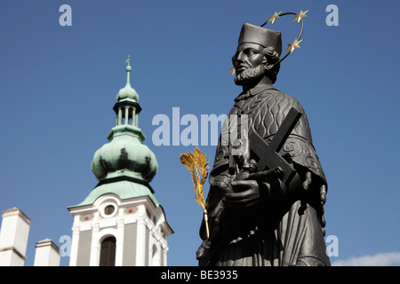 Statue de saint Jean Népomucène sur Lazebnicky La plupart des pont et Église Saint Jost, Český Krumlov, République Tchèque, Europe Banque D'Images