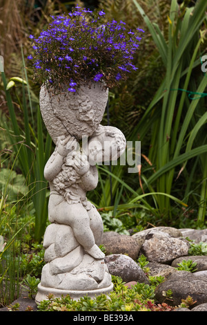 Décoration de jardin, putto à un étang Banque D'Images