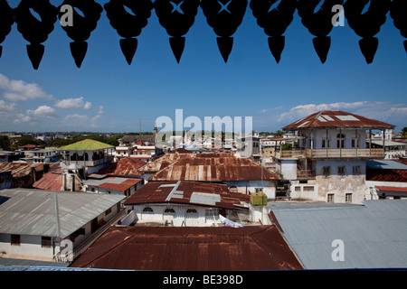 Vue sur les toits de Stonetown, Stone Town, Zanzibar, Tanzania, Africa Banque D'Images