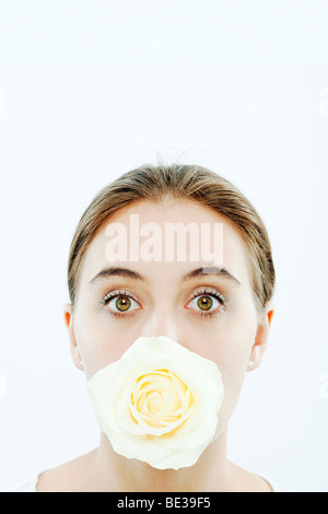 Portrait de jeune femme avec une rose dans sa bouche Banque D'Images