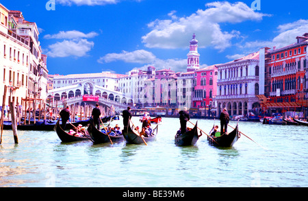 Une vue de 5 gondoliers dans une rangée sur le Grand Canal près du Pont du Rialto à Venise, Italie Banque D'Images