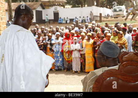 Le Sultan Ibrahim Mbombo Njoya devant le palais du Sultan, la tenue d'une audience, Foumban, Cameroun, Afrique Banque D'Images