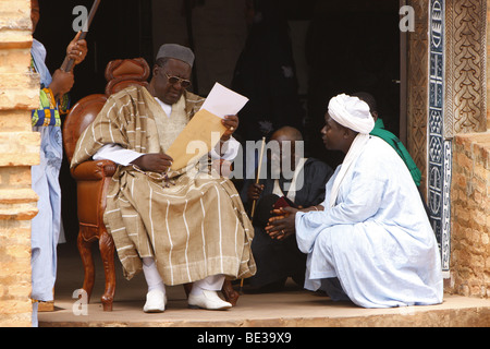 Le Sultan Ibrahim Mbombo Njoya devant le palais du Sultan, la tenue d'une audience, Foumban, Cameroun, Afrique Banque D'Images