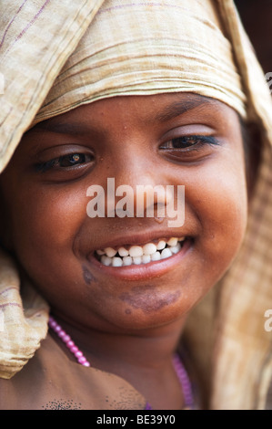 Jeune Indien street girl day dreaming portrait Banque D'Images