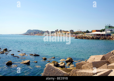 Une vue de la plage et de la mer Adriatique depuis la jetée de la ville de Pesaro dans la provence de Marches, Italie Banque D'Images