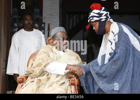 Le Sultan Ibrahim Mbombo Njoya, devant le palais du Sultan, l'auditoire avec le Sultan, Foumban, Cameroun, Afrique Banque D'Images